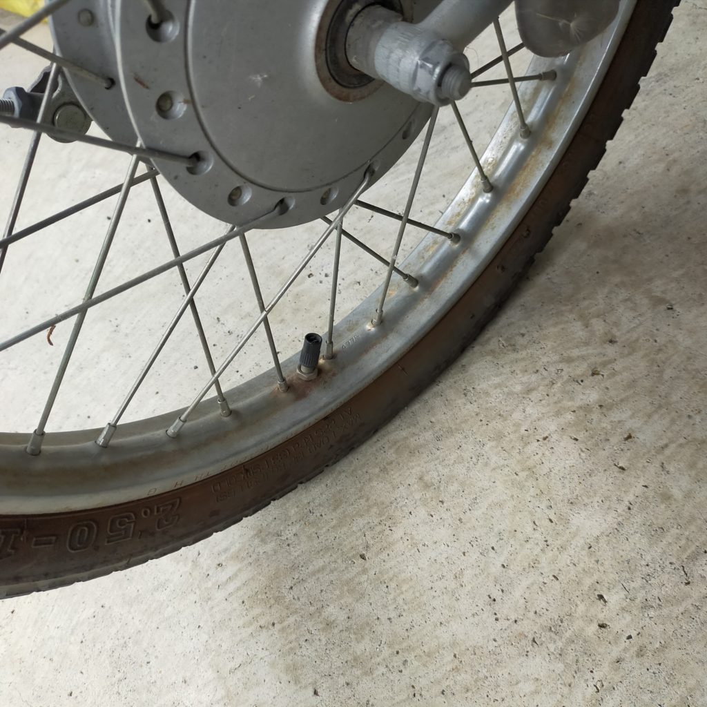 伏見区 スーパーカブ 01 のフロントタイヤ パンク出張修理 バイクの救急隊 Rosso ロッソ 京都で出張バイク修理 ﾒﾝﾃﾅﾝｽ ならお任せ下さい