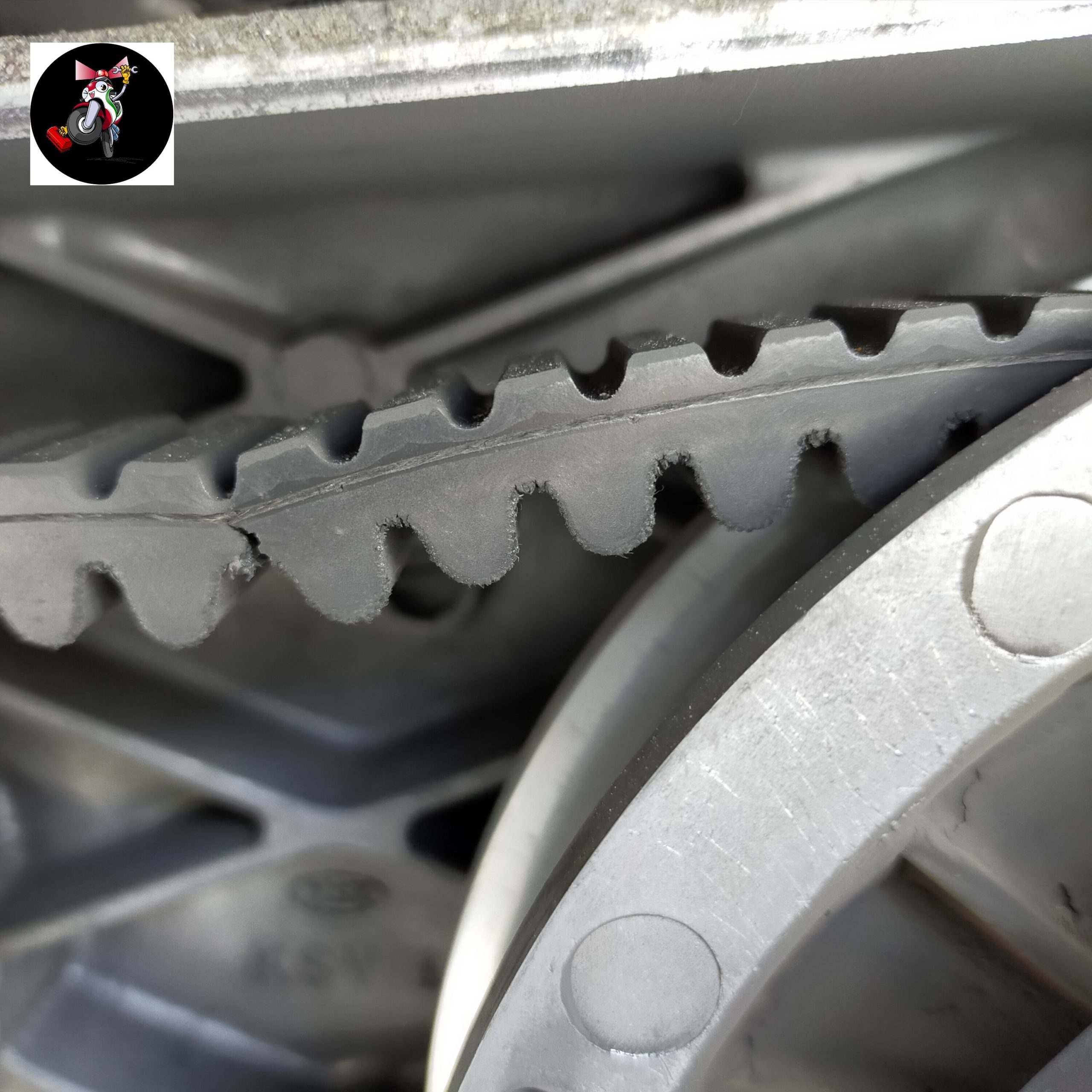 山科区 フォルツァ MF08 ドライブベルト交換|バイクの救急隊！ROSSO